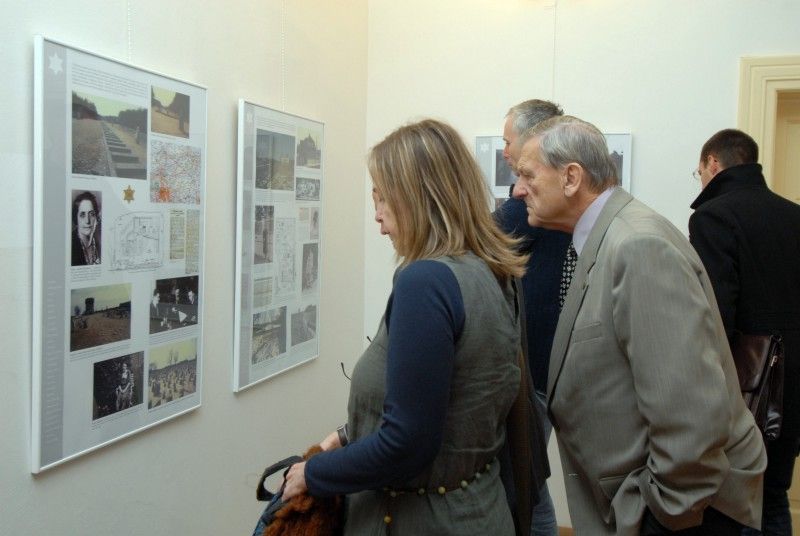 Petr Riesel přežil plzeňské židovské transporty. Spolu s bratrem a matkou byl deportován do ghetta Terezín právě v lednu 1942. Po osvobození vystudoval v Plzni gymnázium a později lékařskou fakultu. Do dnešních dnů se věnuje lékařské praxi v oboru psychoterapie a léčby závislostí. Aktivně vystupuje proti neonacismu a dlouhodobě upozorňuje na nebezpečí jeho růstu.
Fotograf Radovan Kodera dlouhodobě veřejně vystupuje proti projevům neonacistické agrese. Ze záběrů nafocených při Pochodu proti sionismu sestavil výstavu „(Neo)nacismus a komunismus – vymoženosti a zhouba demokracie“. Systematicky se věnuje mapování stop holocaustu. (18.1.2012)