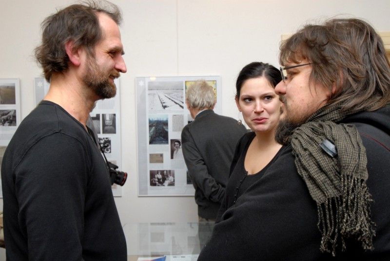 Petr Riesel přežil plzeňské židovské transporty. Spolu s bratrem a matkou byl deportován do ghetta Terezín právě v lednu 1942. Po osvobození vystudoval v Plzni gymnázium a později lékařskou fakultu. Do dnešních dnů se věnuje lékařské praxi v oboru psychoterapie a léčby závislostí. Aktivně vystupuje proti neonacismu a dlouhodobě upozorňuje na nebezpečí jeho růstu.
Fotograf Radovan Kodera dlouhodobě veřejně vystupuje proti projevům neonacistické agrese. Ze záběrů nafocených při Pochodu proti sionismu sestavil výstavu „(Neo)nacismus a komunismus – vymoženosti a zhouba demokracie“. Systematicky se věnuje mapování stop holocaustu. (18.1.2012)