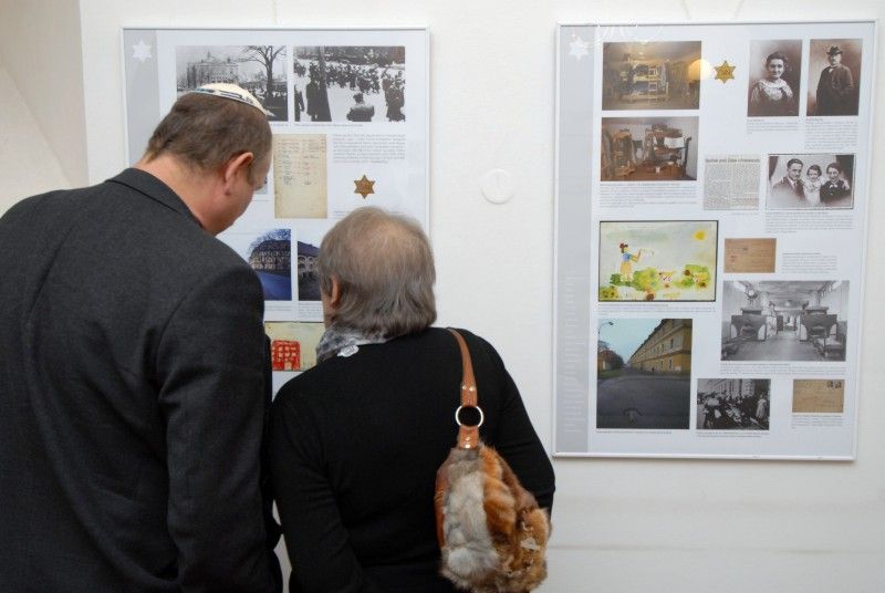 Petr Riesel přežil plzeňské židovské transporty. Spolu s bratrem a matkou byl deportován do ghetta Terezín právě v lednu 1942. Po osvobození vystudoval v Plzni gymnázium a později lékařskou fakultu. Do dnešních dnů se věnuje lékařské praxi v oboru psychoterapie a léčby závislostí. Aktivně vystupuje proti neonacismu a dlouhodobě upozorňuje na nebezpečí jeho růstu.
Fotograf Radovan Kodera dlouhodobě veřejně vystupuje proti projevům neonacistické agrese. Ze záběrů nafocených při Pochodu proti sionismu sestavil výstavu „(Neo)nacismus a komunismus – vymoženosti a zhouba demokracie“. Systematicky se věnuje mapování stop holocaustu. (18.1.2012)