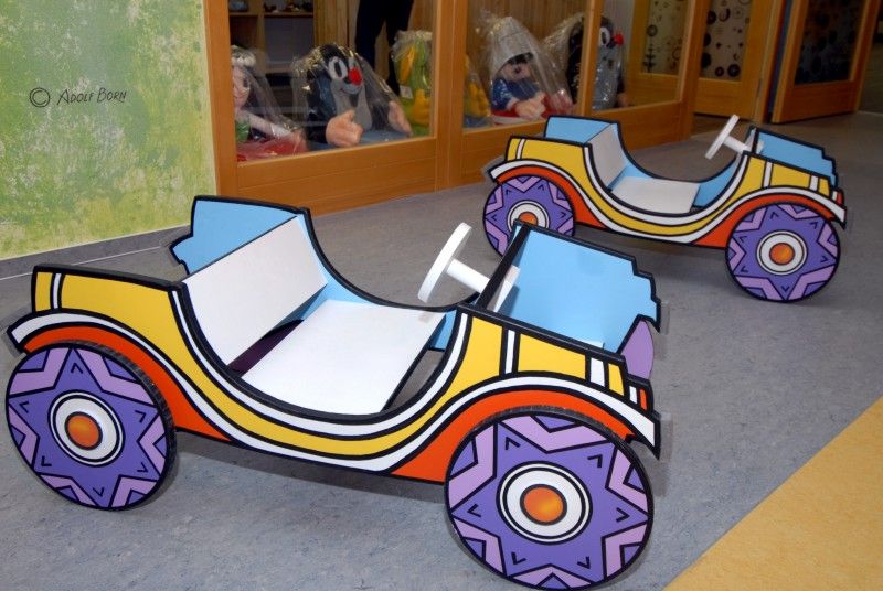 Dům pohádek se nachází v lochotínského parku v blízkosti Dinoparku a ZOO. Je zaměřený hlavně na české večerníčky. Stěny zdobí kresby Krtečka, Křemílka a Vochomůrky, Rákosníčka a dalších postaviček. Uprostřed hlavní „hrací“ plochy stojí čtyřmetrová pařezová chaloupka se skluzavkami, hned vedle Rákosníčkův kolotoč, tady mohou děti dovádět a trénovat obratnost. Součástí Domu pohádek je také školička Macha a Šebestové, divadelní a výtvarný ateliér. Jednotlivé aktivity koordinují „tety kamarádky“. Víkendový program bývá doplněn ještě o interaktivní pohádkové představení.