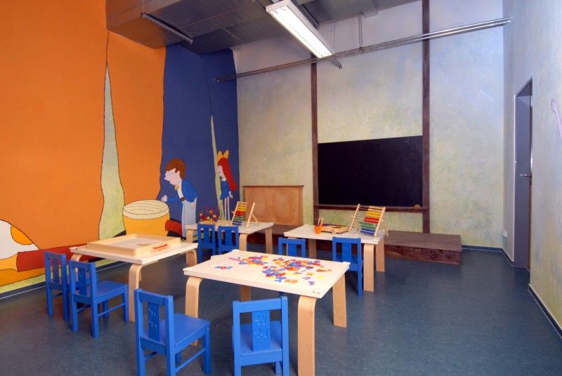 Dům pohádek se nachází v lochotínského parku v blízkosti Dinoparku a ZOO. Je zaměřený hlavně na české večerníčky. Stěny zdobí kresby Krtečka, Křemílka a Vochomůrky, Rákosníčka a dalších postaviček. Uprostřed hlavní „hrací“ plochy stojí čtyřmetrová pařezová chaloupka se skluzavkami, hned vedle Rákosníčkův kolotoč, tady mohou děti dovádět a trénovat obratnost. Součástí Domu pohádek je také školička Macha a Šebestové, divadelní a výtvarný ateliér. Jednotlivé aktivity koordinují „tety kamarádky“. Víkendový program bývá doplněn ještě o interaktivní pohádkové představení.