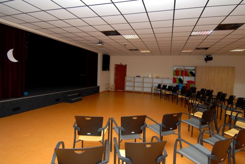 Dům pohádek se nachází v lochotínského parku v blízkosti Dinoparku a ZOO. Je zaměřený hlavně na české večerníčky. Stěny zdobí kresby Krtečka, Křemílka a Vochomůrky, Rákosníčka a dalších postaviček. Uprostřed hlavní „hrací“ plochy stojí čtyřmetrová pařezová chaloupka se skluzavkami, hned vedle Rákosníčkův kolotoč, tady mohou děti dovádět a trénovat obratnost. Součástí Domu pohádek je také školička Macha a Šebestové, divadelní a výtvarný ateliér. Jednotlivé aktivity koordinují „tety kamarádky“. Víkendový program bývá doplněn ještě o interaktivní pohádkové představení.