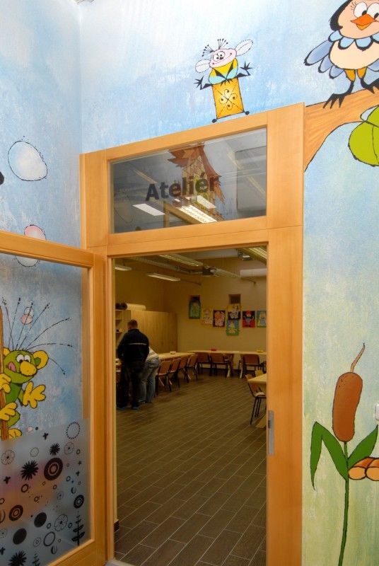 Dům pohádek se nachází v lochotínského parku v blízkosti Dinoparku a ZOO. Je zaměřený hlavně na české večerníčky. Stěny zdobí kresby Krtečka, Křemílka a Vochomůrky, Rákosníčka a dalších postaviček. Uprostřed hlavní „hrací“ plochy stojí čtyřmetrová pařezová chaloupka se skluzavkami, hned vedle Rákosníčkův kolotoč, tady mohou děti dovádět a trénovat obratnost. Součástí Domu pohádek je také školička Macha a Šebestové, divadelní a výtvarný ateliér. Jednotlivé aktivity koordinují „tety kamarádky“. Víkendový program bývá doplněn ještě o interaktivní pohádkové představení.