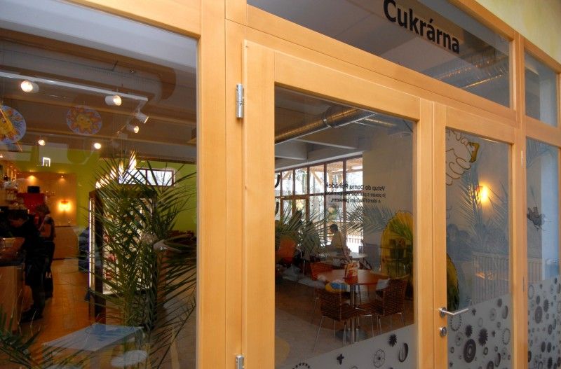 Dům pohádek se nachází v lochotínského parku v blízkosti Dinoparku a ZOO. Je zaměřený hlavně na české večerníčky. Stěny zdobí kresby Krtečka, Křemílka a Vochomůrky, Rákosníčka a dalších postaviček. Uprostřed hlavní „hrací“ plochy stojí čtyřmetrová pařezová chaloupka se skluzavkami, hned vedle Rákosníčkův kolotoč, tady mohou děti dovádět a trénovat obratnost. Součástí Domu pohádek je také školička Macha a Šebestové, divadelní a výtvarný ateliér. Jednotlivé aktivity koordinují „tety kamarádky“. Víkendový program bývá doplněn ještě o interaktivní pohádkové představení.