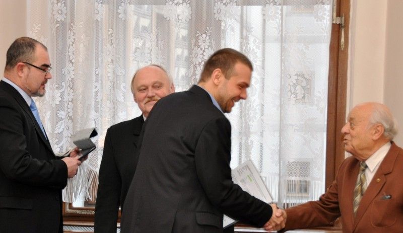 Bude se stavět tramvaj na Borská pole? Co bude s budovou bývalých městských lázní? Jak bude vypadat Světovar po rekonstrukci? Co vznikne v parčíku U Zvonu? Takové otázky kladli (24.1.2012) senioři zástupcům vedení města primátorovi Martinu Baxovi, náměstkovi Martinu Zrzaveckému a radnímu pro sociální záležitosti Jiřímu Kuthanovi na tradičním setkání, které se v intervalu šesti měsíců koná na plzeňské radnici pravidelně již několik let.