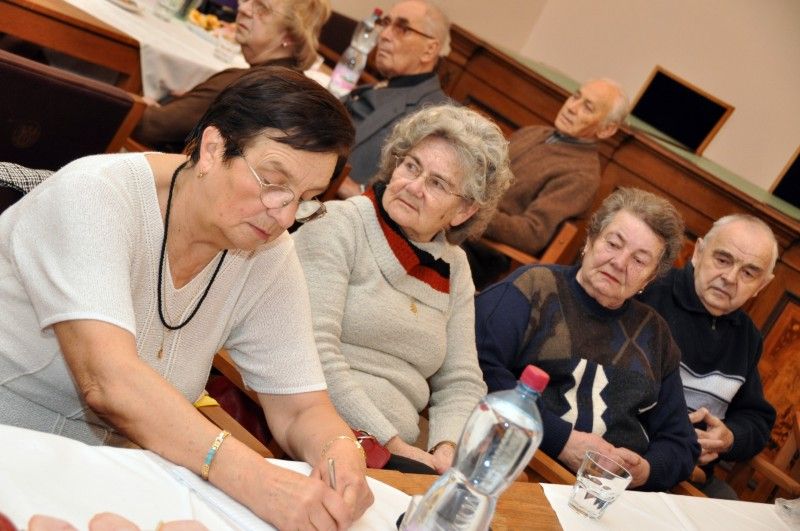 Bude se stavět tramvaj na Borská pole? Co bude s budovou bývalých městských lázní? Jak bude vypadat Světovar po rekonstrukci? Co vznikne v parčíku U Zvonu? Takové otázky kladli (24.1.2012) senioři zástupcům vedení města primátorovi Martinu Baxovi, náměstkovi Martinu Zrzaveckému a radnímu pro sociální záležitosti Jiřímu Kuthanovi na tradičním setkání, které se v intervalu šesti měsíců koná na plzeňské radnici pravidelně již několik let.