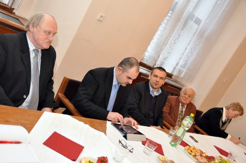 Bude se stavět tramvaj na Borská pole? Co bude s budovou bývalých městských lázní? Jak bude vypadat Světovar po rekonstrukci? Co vznikne v parčíku U Zvonu? Takové otázky kladli (24.1.2012) senioři zástupcům vedení města primátorovi Martinu Baxovi, náměstkovi Martinu Zrzaveckému a radnímu pro sociální záležitosti Jiřímu Kuthanovi na tradičním setkání, které se v intervalu šesti měsíců koná na plzeňské radnici pravidelně již několik let.