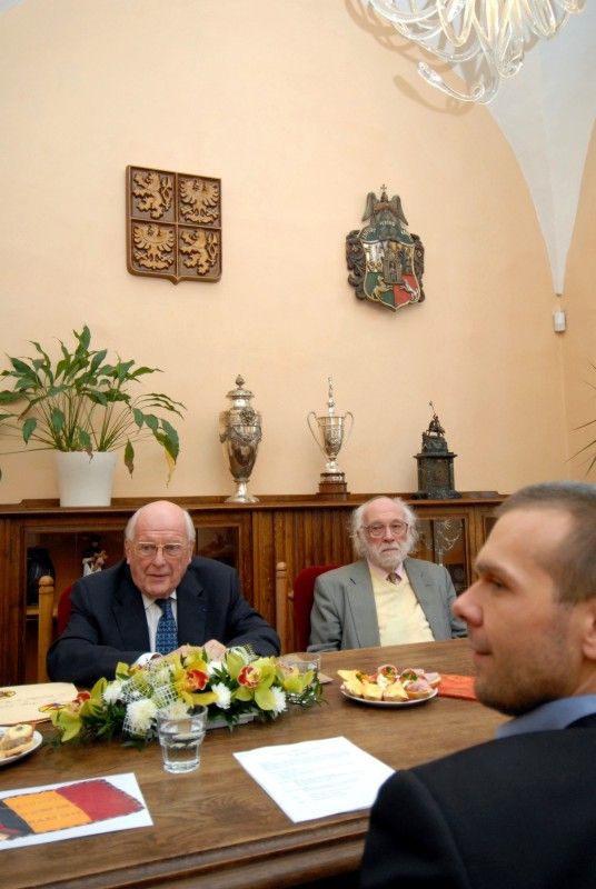 „Činnost Bratrstva 17. střeleckého praporu skončí v květnu letošního roku,“ zaznělo na dnešním (25.1.2012) přátelském setkání primátora Martina Baxy se členy bratrstva Michelem Gilainem a José Schindfesselem. Do Plzně a posléze do Holýšova přijeli tlumočit rozhodnutí pětačtyřicetičlenného sdružení, které po celých šedesát čtyři let udržovalo památku na události roku 1945 a především ty, kteří bojovali v 17. střeleckém praporu po boku americké armády a podíleli se mimo jiné na osvobození Plzně a také vězeňského tábora v Holýšově.