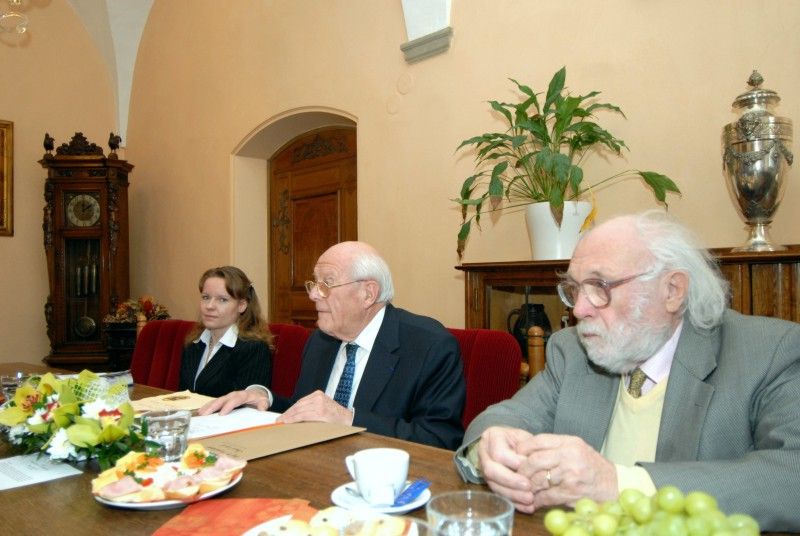 „Činnost Bratrstva 17. střeleckého praporu skončí v květnu letošního roku,“ zaznělo na dnešním (25.1.2012) přátelském setkání primátora Martina Baxy se členy bratrstva Michelem Gilainem a José Schindfesselem. Do Plzně a posléze do Holýšova přijeli tlumočit rozhodnutí pětačtyřicetičlenného sdružení, které po celých šedesát čtyři let udržovalo památku na události roku 1945 a především ty, kteří bojovali v 17. střeleckém praporu po boku americké armády a podíleli se mimo jiné na osvobození Plzně a také vězeňského tábora v Holýšově.