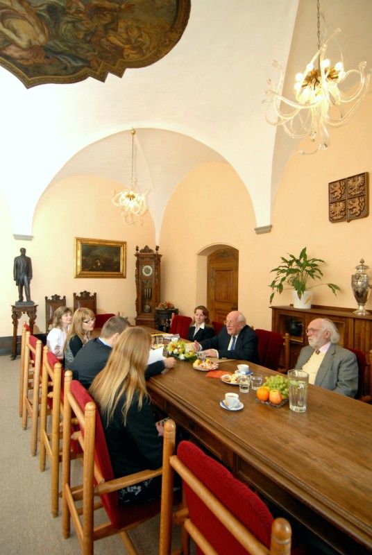 „Činnost Bratrstva 17. střeleckého praporu skončí v květnu letošního roku,“ zaznělo na dnešním (25.1.2012) přátelském setkání primátora Martina Baxy se členy bratrstva Michelem Gilainem a José Schindfesselem. Do Plzně a posléze do Holýšova přijeli tlumočit rozhodnutí pětačtyřicetičlenného sdružení, které po celých šedesát čtyři let udržovalo památku na události roku 1945 a především ty, kteří bojovali v 17. střeleckém praporu po boku americké armády a podíleli se mimo jiné na osvobození Plzně a také vězeňského tábora v Holýšově.