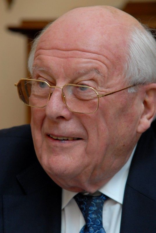 „Činnost Bratrstva 17. střeleckého praporu skončí v květnu letošního roku,“ zaznělo na dnešním (25.1.2012) přátelském setkání primátora Martina Baxy se členy bratrstva Michelem Gilainem a José Schindfesselem. Do Plzně a posléze do Holýšova přijeli tlumočit rozhodnutí pětačtyřicetičlenného sdružení, které po celých šedesát čtyři let udržovalo památku na události roku 1945 a především ty, kteří bojovali v 17. střeleckém praporu po boku americké armády a podíleli se mimo jiné na osvobození Plzně a také vězeňského tábora v Holýšově.