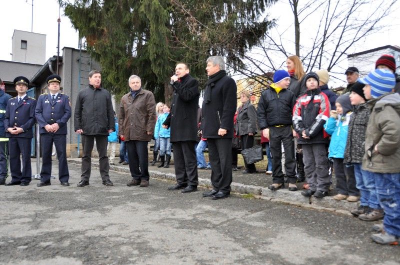 Automobil značky Renault získala dnes (25.1.2012) od města skvrňanská jednotka sdružení dobrovolných hasičů. Nové hasičské auto nahradí třicet tři let starý vůz značky AVIA, který byl jedním z nejstarších u plzeňských jednotek dobrovolných hasičů. Slavnostního předání vozidla se za vedení města zúčastnil primátor Martin Baxa.