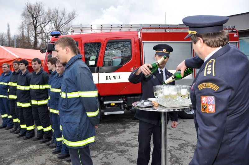 Automobil značky Renault získala dnes (25.1.2012) od města skvrňanská jednotka sdružení dobrovolných hasičů. Nové hasičské auto nahradí třicet tři let starý vůz značky AVIA, který byl jedním z nejstarších u plzeňských jednotek dobrovolných hasičů. Slavnostního předání vozidla se za vedení města zúčastnil primátor Martin Baxa.