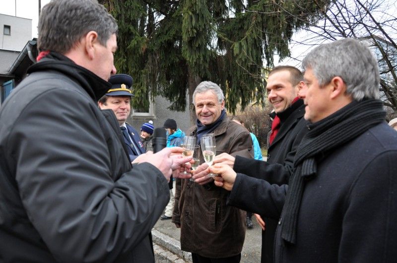 Automobil značky Renault získala dnes (25.1.2012) od města skvrňanská jednotka sdružení dobrovolných hasičů. Nové hasičské auto nahradí třicet tři let starý vůz značky AVIA, který byl jedním z nejstarších u plzeňských jednotek dobrovolných hasičů. Slavnostního předání vozidla se za vedení města zúčastnil primátor Martin Baxa.