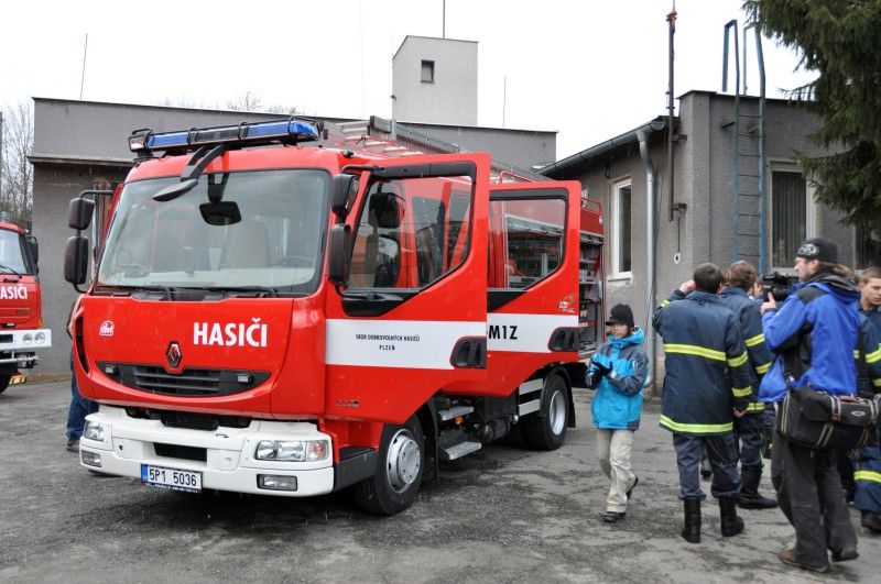 Automobil značky Renault získala dnes (25.1.2012) od města skvrňanská jednotka sdružení dobrovolných hasičů. Nové hasičské auto nahradí třicet tři let starý vůz značky AVIA, který byl jedním z nejstarších u plzeňských jednotek dobrovolných hasičů. Slavnostního předání vozidla se za vedení města zúčastnil primátor Martin Baxa.
