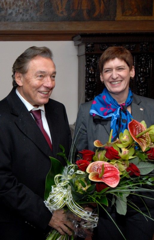 Čestné občanství města Plzně bylo Karlu Gottovi uděleno za celoživotní přínos české kultuře 2. listopadu 2009