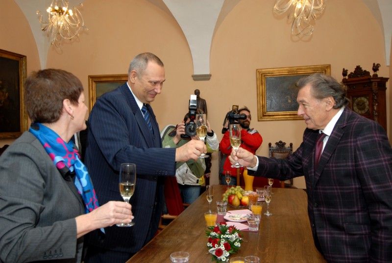 Čestné občanství města Plzně bylo Karlu Gottovi uděleno za celoživotní přínos české kultuře 2. listopadu 2009