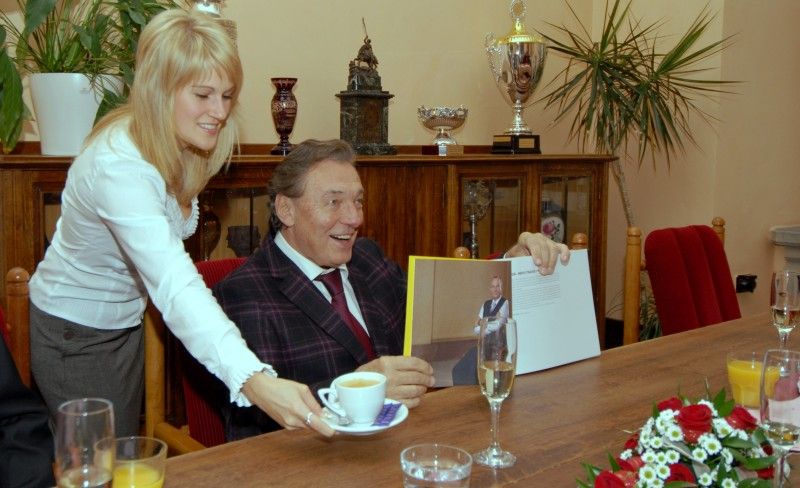 Čestné občanství města Plzně bylo Karlu Gottovi uděleno za celoživotní přínos české kultuře 2. listopadu 2009