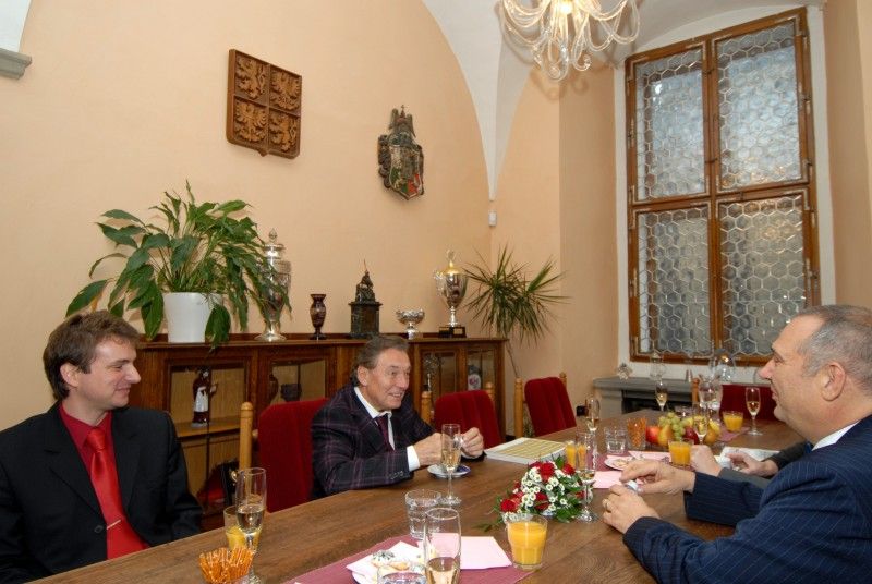 Čestné občanství města Plzně bylo Karlu Gottovi uděleno za celoživotní přínos české kultuře 2. listopadu 2009