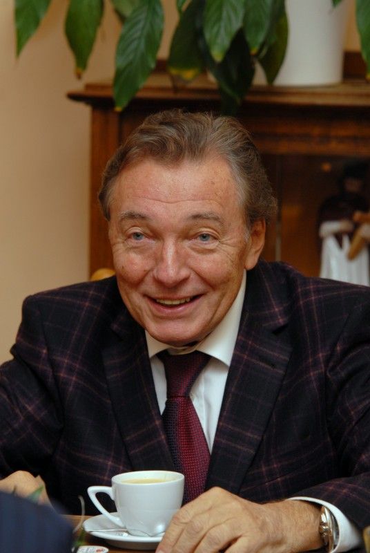 Čestné občanství města Plzně bylo Karlu Gottovi uděleno za celoživotní přínos české kultuře 2. listopadu 2009