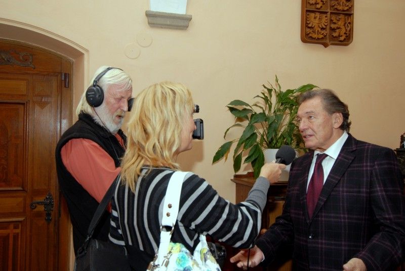 Čestné občanství města Plzně bylo Karlu Gottovi uděleno za celoživotní přínos české kultuře 2. listopadu 2009