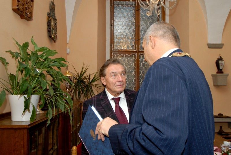 Čestné občanství města Plzně bylo Karlu Gottovi uděleno za celoživotní přínos české kultuře 2. listopadu 2009