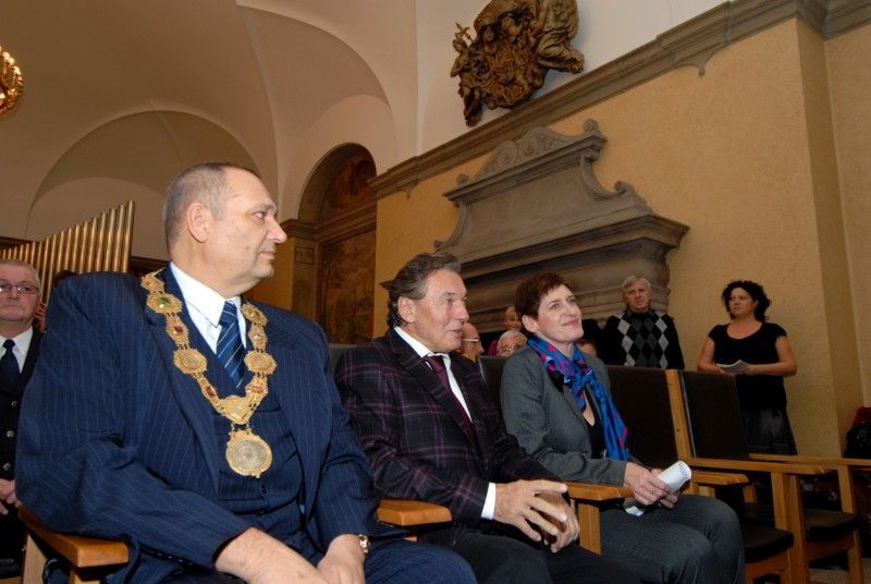 Čestné občanství města Plzně bylo Karlu Gottovi uděleno za celoživotní přínos české kultuře 2. listopadu 2009