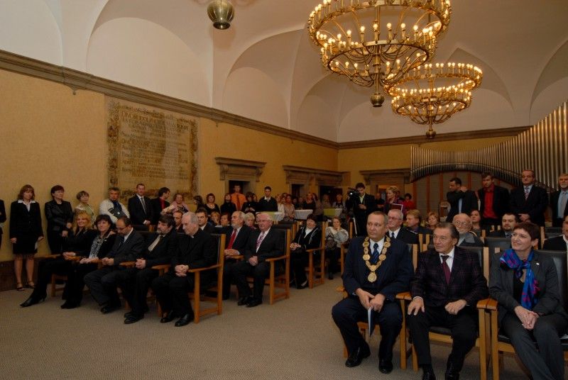 Čestné občanství města Plzně bylo Karlu Gottovi uděleno za celoživotní přínos české kultuře 2. listopadu 2009