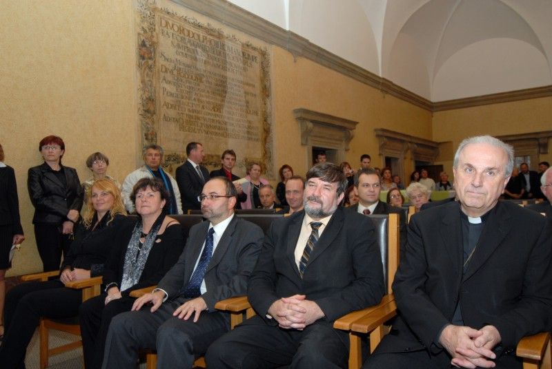 Čestné občanství města Plzně bylo Karlu Gottovi uděleno za celoživotní přínos české kultuře 2. listopadu 2009