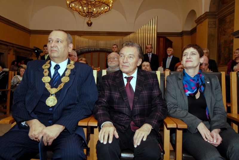 Čestné občanství města Plzně bylo Karlu Gottovi uděleno za celoživotní přínos české kultuře 2. listopadu 2009