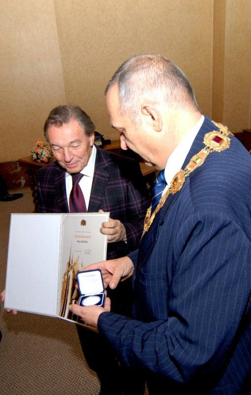 Čestné občanství města Plzně bylo Karlu Gottovi uděleno za celoživotní přínos české kultuře 2. listopadu 2009