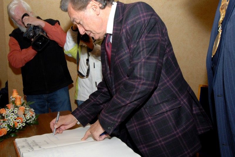 Čestné občanství města Plzně bylo Karlu Gottovi uděleno za celoživotní přínos české kultuře 2. listopadu 2009