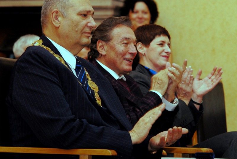 Čestné občanství města Plzně bylo Karlu Gottovi uděleno za celoživotní přínos české kultuře 2. listopadu 2009