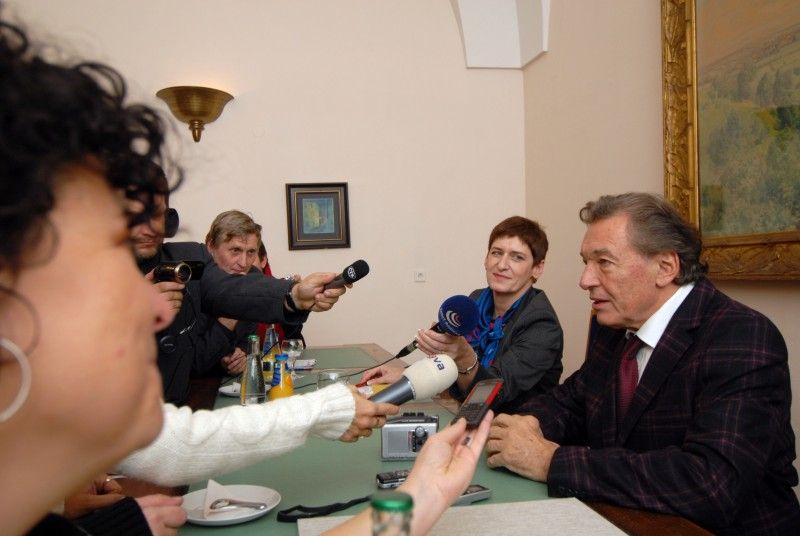 Čestné občanství města Plzně bylo Karlu Gottovi uděleno za celoživotní přínos české kultuře 2. listopadu 2009