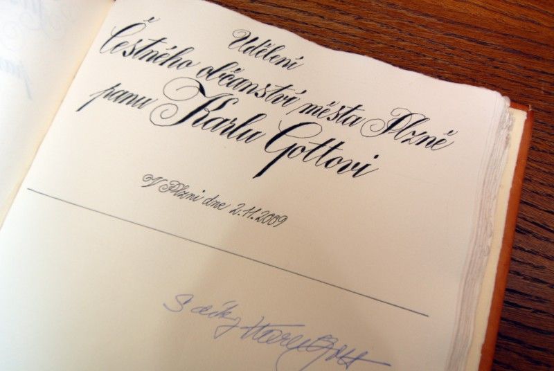 Čestné občanství města Plzně bylo Karlu Gottovi uděleno za celoživotní přínos české kultuře 2. listopadu 2009