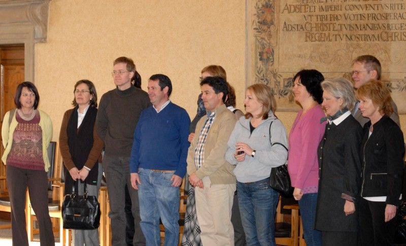 Výměna zkušeností, rozšiřování idejí, rozličné nahlížení na ekologické problémy a jejich řešení spojuje školy z Německa, Finska, Španělska, Anglie, Portugalska a České republiky v projektu Comenius s názvem Green Way.
V těchto dnech se seznamují zástupci pěti zemí Evropské unie s plzeňskými projekty a názory. Do programu jim hostitelská škola zařadila i návštěvu a prohlídku radnice. V obřadní síni je krátce před tím (31.1.2012) přijala tajemnice magistrátu Dagmar Škubalová.