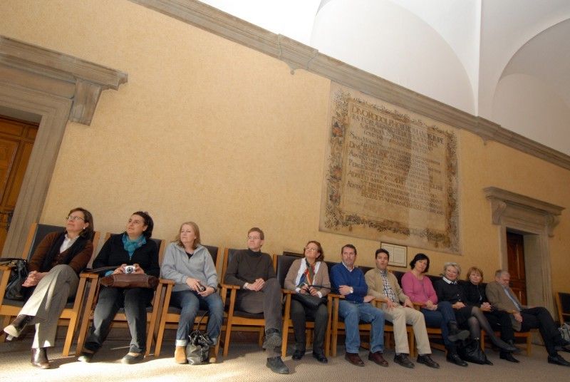 Výměna zkušeností, rozšiřování idejí, rozličné nahlížení na ekologické problémy a jejich řešení spojuje školy z Německa, Finska, Španělska, Anglie, Portugalska a České republiky v projektu Comenius s názvem Green Way.
V těchto dnech se seznamují zástupci pěti zemí Evropské unie s plzeňskými projekty a názory. Do programu jim hostitelská škola zařadila i návštěvu a prohlídku radnice. V obřadní síni je krátce před tím (31.1.2012) přijala tajemnice magistrátu Dagmar Škubalová.