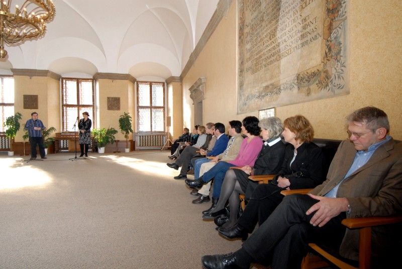 Výměna zkušeností, rozšiřování idejí, rozličné nahlížení na ekologické problémy a jejich řešení spojuje školy z Německa, Finska, Španělska, Anglie, Portugalska a České republiky v projektu Comenius s názvem Green Way.
V těchto dnech se seznamují zástupci pěti zemí Evropské unie s plzeňskými projekty a názory. Do programu jim hostitelská škola zařadila i návštěvu a prohlídku radnice. V obřadní síni je krátce před tím (31.1.2012) přijala tajemnice magistrátu Dagmar Škubalová.