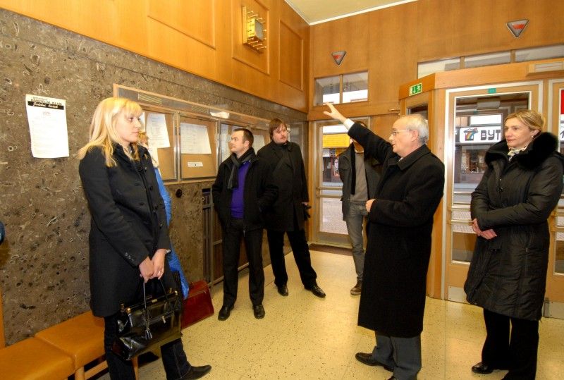 Příležitost podívat se do zákulisí Komorního divadla využili (2.2.2012) někteří členové městského zastupitelstva. Prostory samotného divadla a přístavby jim představil sám ředitel Jan Burian s cílem poukázat na největší problémy, které budovu v posledních letech sužují.