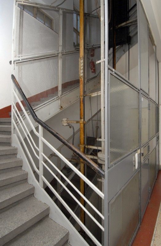 Příležitost podívat se do zákulisí Komorního divadla využili (2.2.2012) někteří členové městského zastupitelstva. Prostory samotného divadla a přístavby jim představil sám ředitel Jan Burian s cílem poukázat na největší problémy, které budovu v posledních letech sužují.