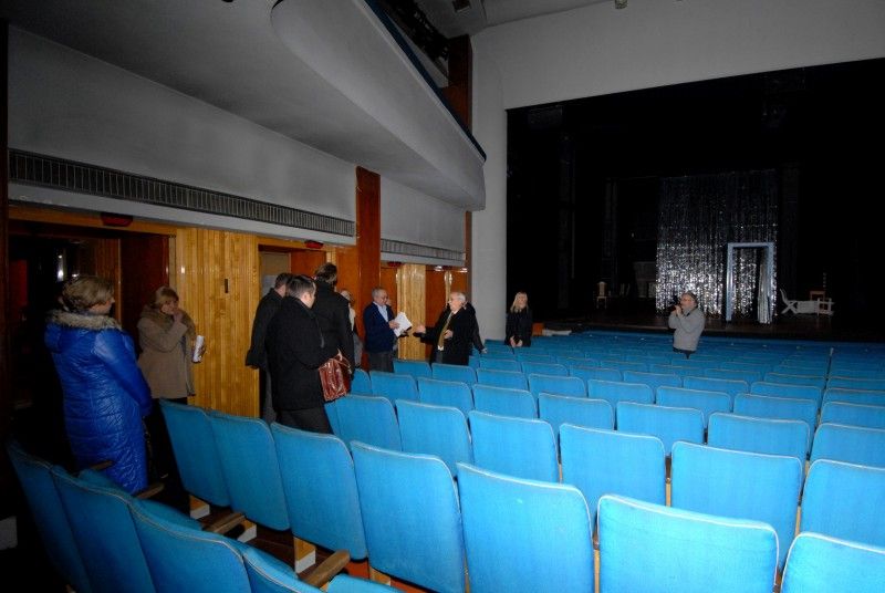 Příležitost podívat se do zákulisí Komorního divadla využili (2.2.2012) někteří členové městského zastupitelstva. Prostory samotného divadla a přístavby jim představil sám ředitel Jan Burian s cílem poukázat na největší problémy, které budovu v posledních letech sužují.