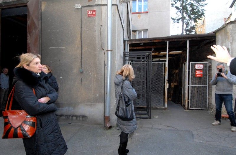 Příležitost podívat se do zákulisí Komorního divadla využili (2.2.2012) někteří členové městského zastupitelstva. Prostory samotného divadla a přístavby jim představil sám ředitel Jan Burian s cílem poukázat na největší problémy, které budovu v posledních letech sužují.