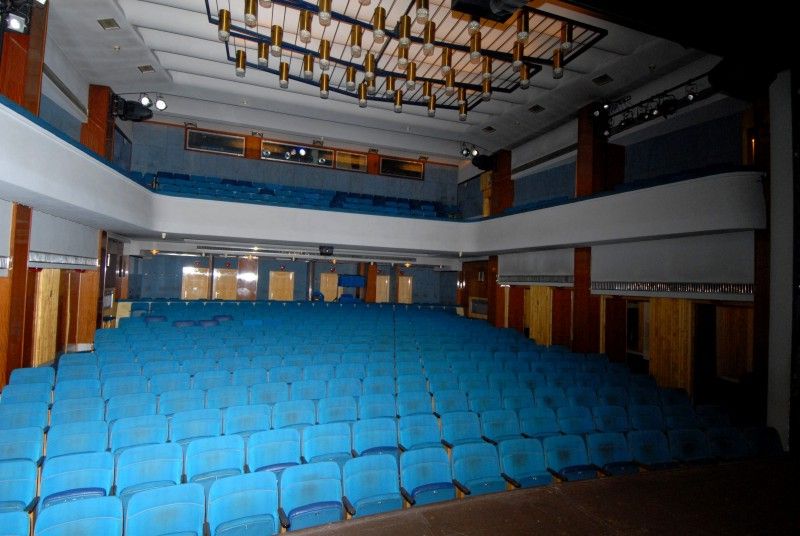 Příležitost podívat se do zákulisí Komorního divadla využili (2.2.2012) někteří členové městského zastupitelstva. Prostory samotného divadla a přístavby jim představil sám ředitel Jan Burian s cílem poukázat na největší problémy, které budovu v posledních letech sužují.