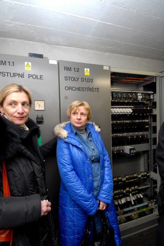 Příležitost podívat se do zákulisí Komorního divadla využili (2.2.2012) někteří členové městského zastupitelstva. Prostory samotného divadla a přístavby jim představil sám ředitel Jan Burian s cílem poukázat na největší problémy, které budovu v posledních letech sužují.