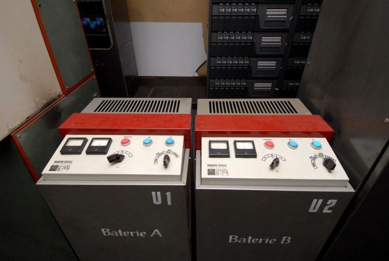 Příležitost podívat se do zákulisí Komorního divadla využili (2.2.2012) někteří členové městského zastupitelstva. Prostory samotného divadla a přístavby jim představil sám ředitel Jan Burian s cílem poukázat na největší problémy, které budovu v posledních letech sužují.