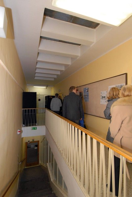 Příležitost podívat se do zákulisí Komorního divadla využili (2.2.2012) někteří členové městského zastupitelstva. Prostory samotného divadla a přístavby jim představil sám ředitel Jan Burian s cílem poukázat na největší problémy, které budovu v posledních letech sužují.