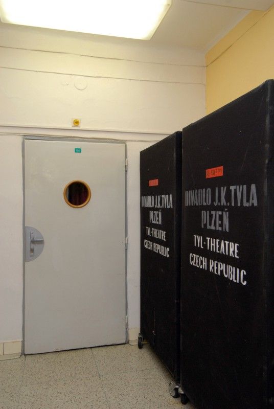 Příležitost podívat se do zákulisí Komorního divadla využili (2.2.2012) někteří členové městského zastupitelstva. Prostory samotného divadla a přístavby jim představil sám ředitel Jan Burian s cílem poukázat na největší problémy, které budovu v posledních letech sužují.