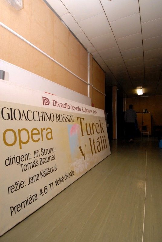 Příležitost podívat se do zákulisí Komorního divadla využili (2.2.2012) někteří členové městského zastupitelstva. Prostory samotného divadla a přístavby jim představil sám ředitel Jan Burian s cílem poukázat na největší problémy, které budovu v posledních letech sužují.