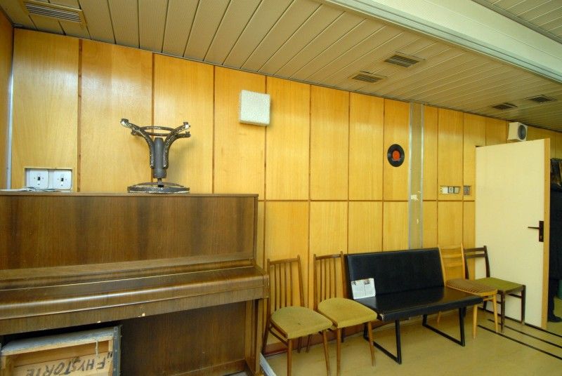 Příležitost podívat se do zákulisí Komorního divadla využili (2.2.2012) někteří členové městského zastupitelstva. Prostory samotného divadla a přístavby jim představil sám ředitel Jan Burian s cílem poukázat na největší problémy, které budovu v posledních letech sužují.