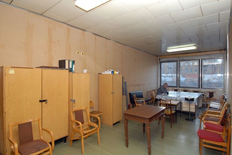 Příležitost podívat se do zákulisí Komorního divadla využili (2.2.2012) někteří členové městského zastupitelstva. Prostory samotného divadla a přístavby jim představil sám ředitel Jan Burian s cílem poukázat na největší problémy, které budovu v posledních letech sužují.